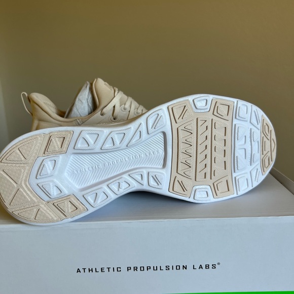 NEW APL Women’s Techloom Tracer Beach/Metallic Pearl/White Size 7.5 - Picture 6 of 13